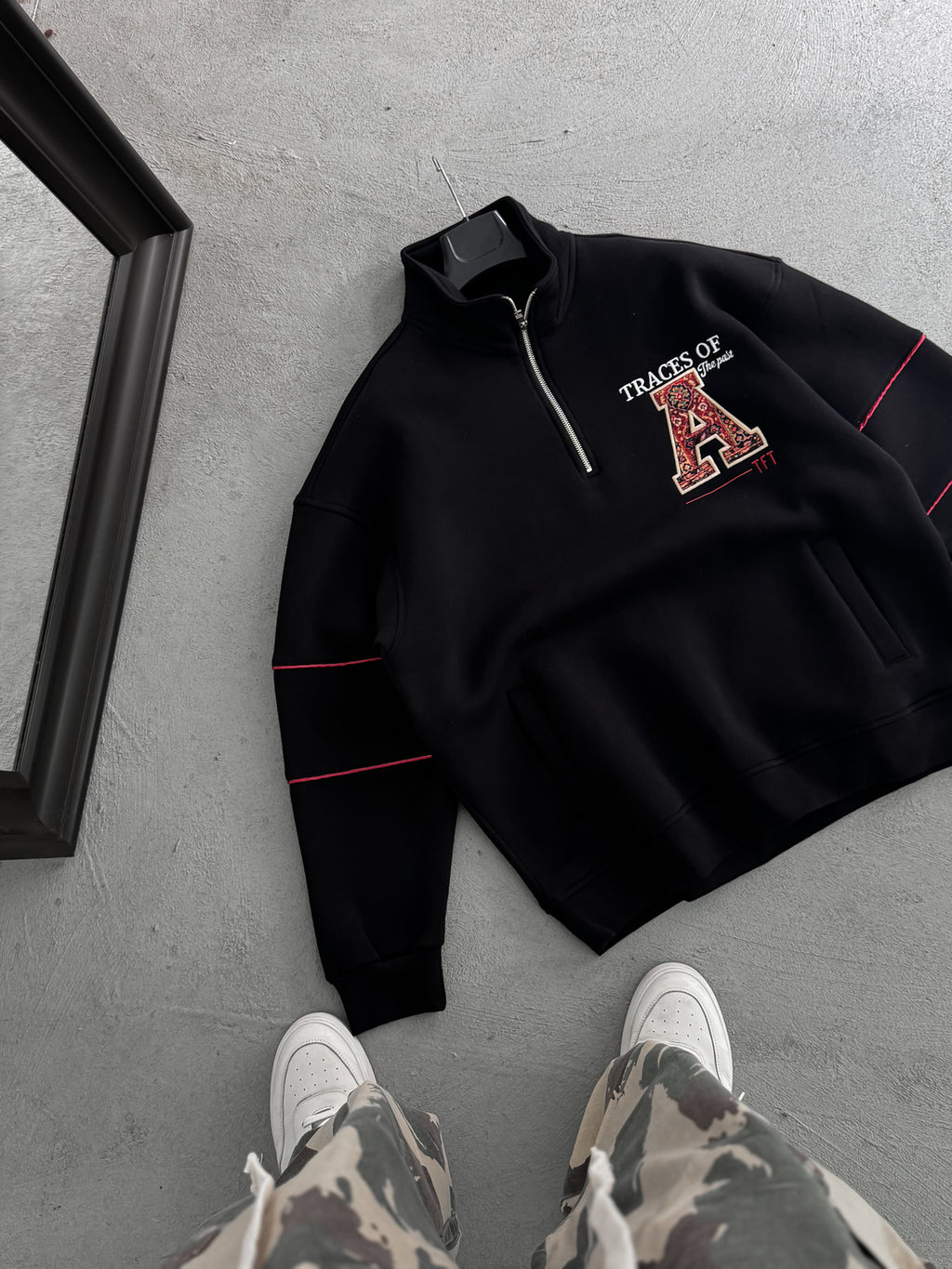 "Sweat-shirt noir avec broderie A – TW-7085"