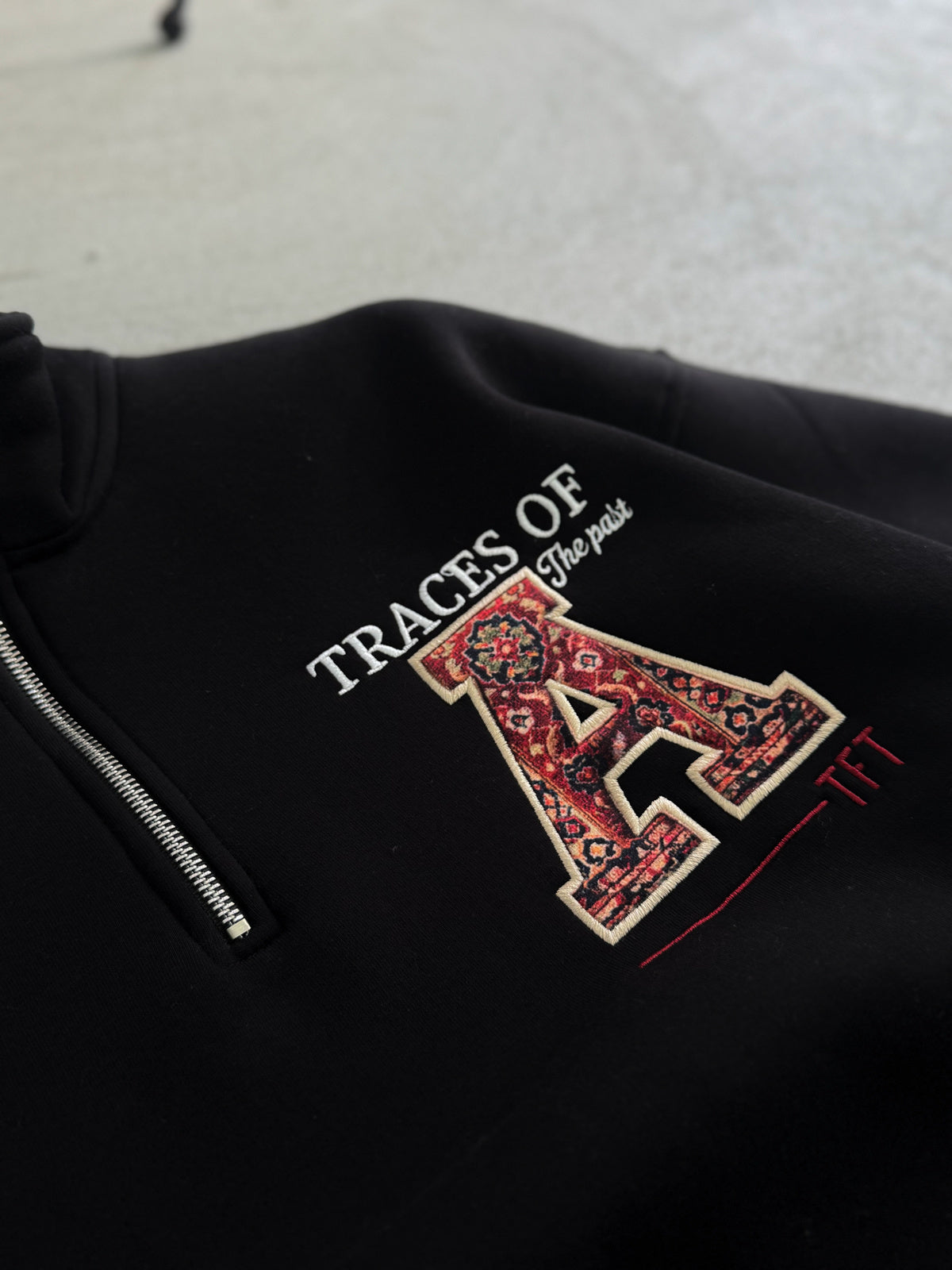 "Sweat-shirt noir avec broderie A – TW-7085"